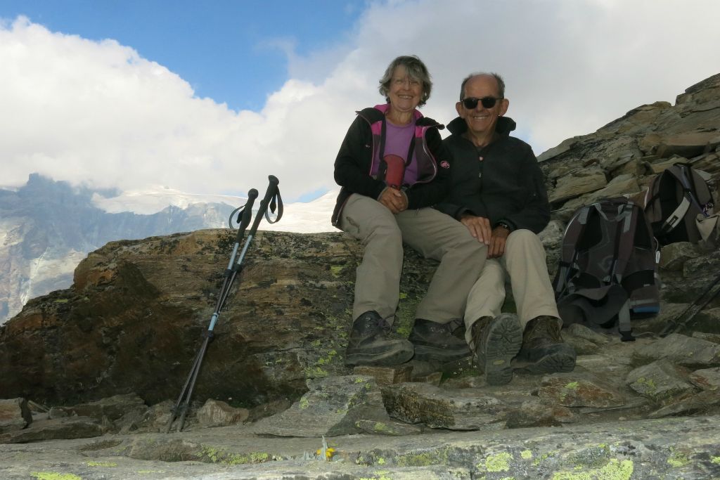On s'arrête à 3280m. De notre belvédère nous apercevons le refuge des Guides du Val d'Ayas et le refuge  Mezzalama
